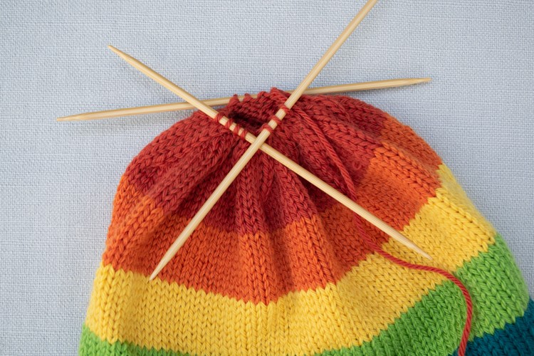 Use double-pointed needles to finish rainbow beanie hat